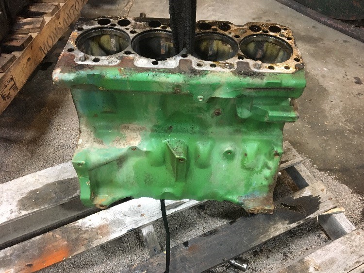 Deere 2355 Cylinder Block