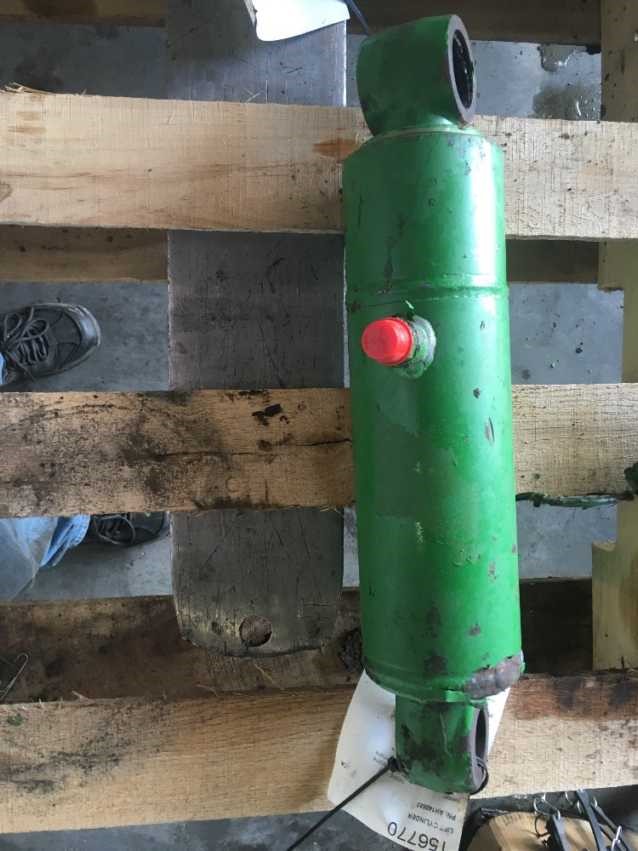 Deere 7400 Lift Cylinder