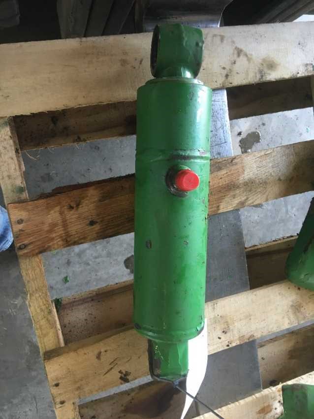 Deere 7400 Lift Cylinder